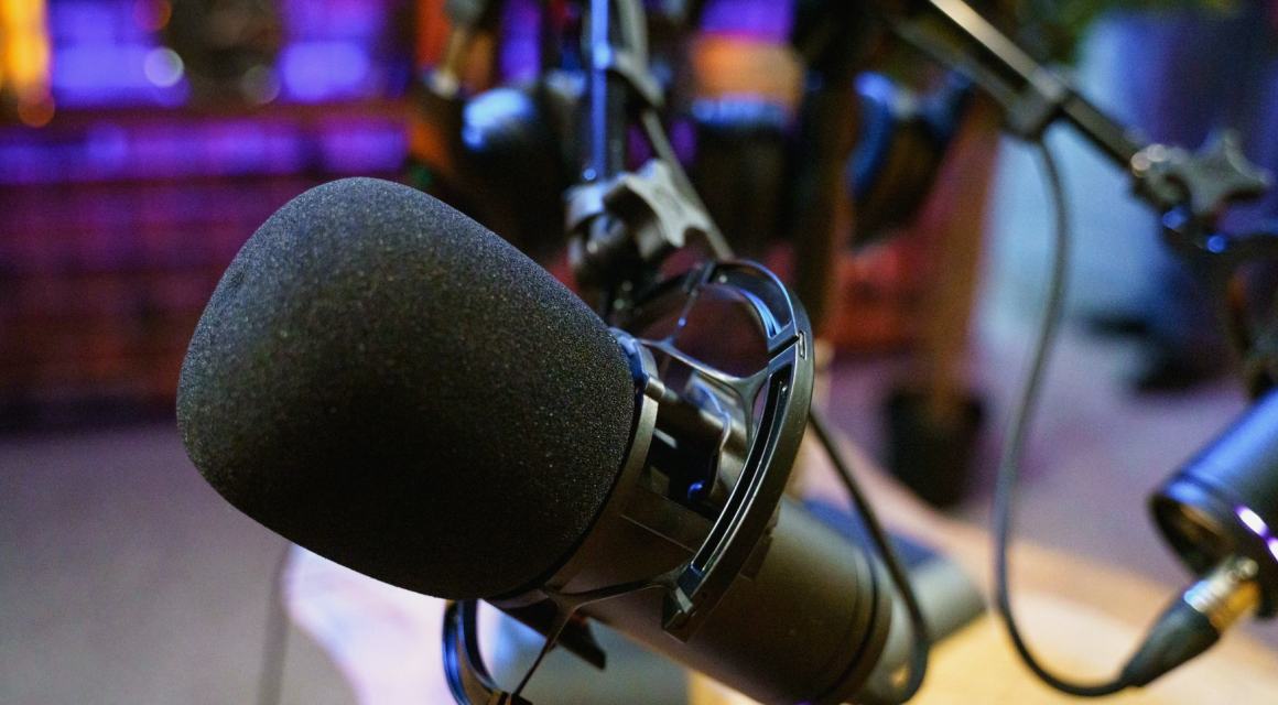 Så väljer och placerar vi mikrofoner i nyhetsstudion
