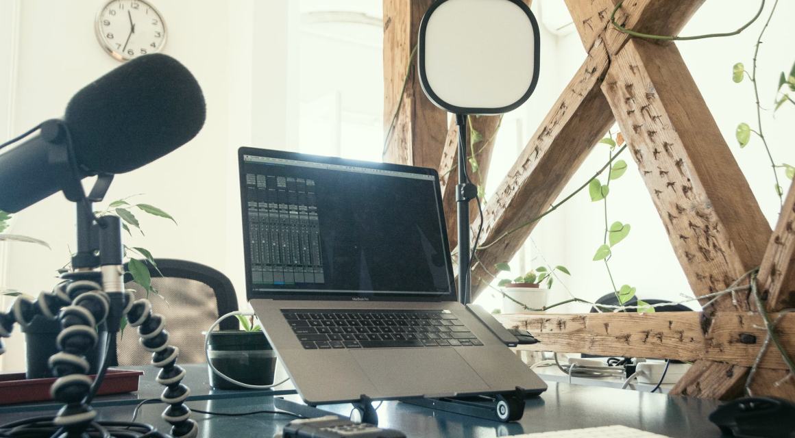 Fast kamera eller rörlig kamera: vad passar nyhetsstudions program